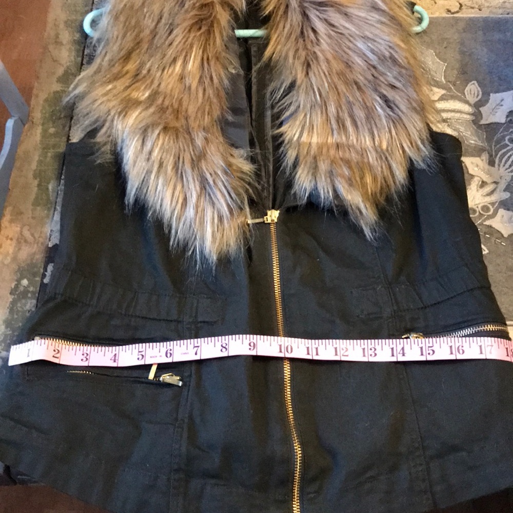 Very flattering army green faux fur vest - Picture 4 of 5